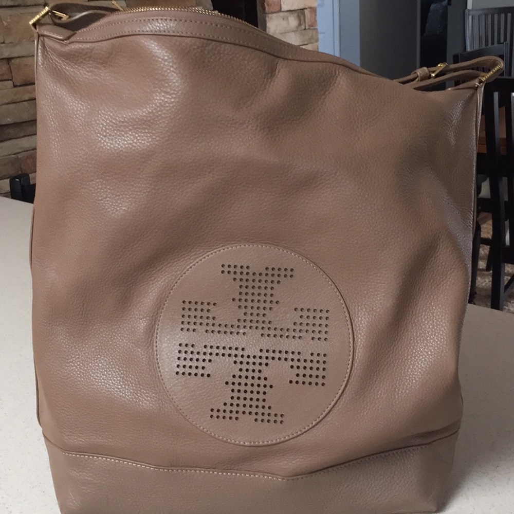 Gorgeous Tory Burch bag in wonderful condition!